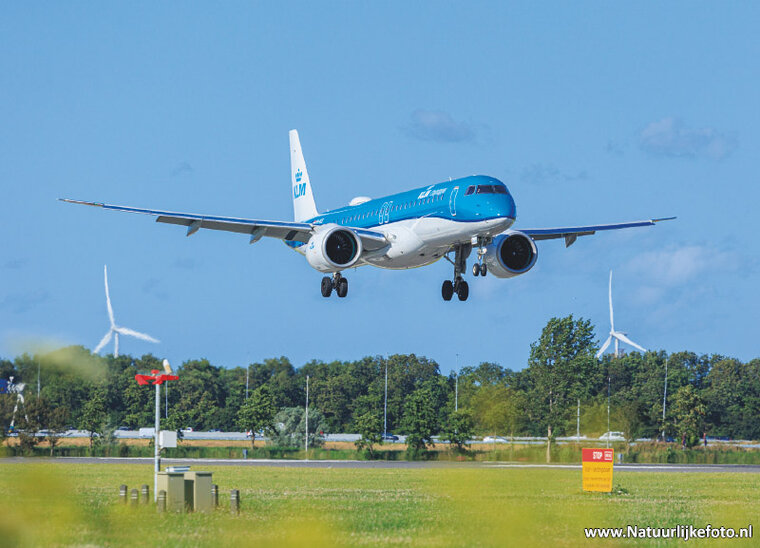 ansichtkaart landend KLM vliegtuig op Schiphol (0855)