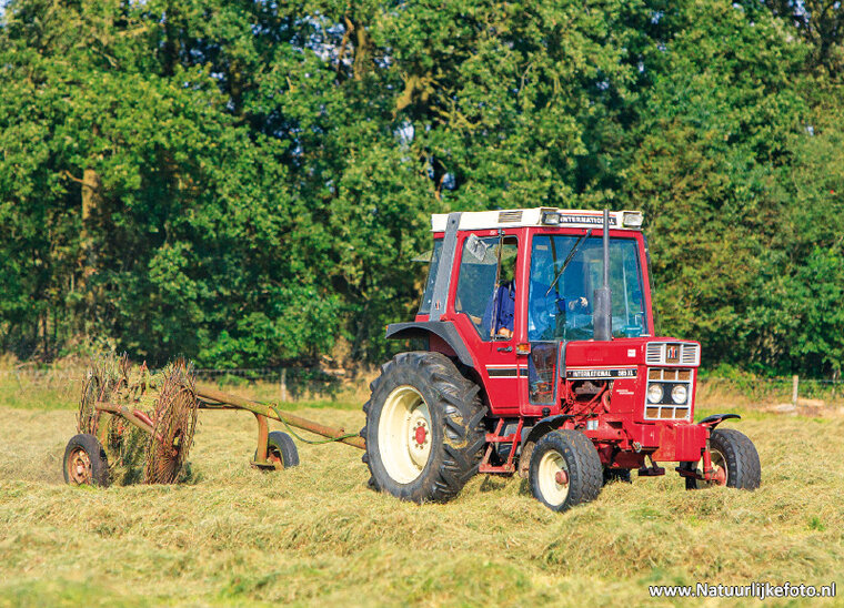 ansichtkaart tractor international 585 XL (0760)