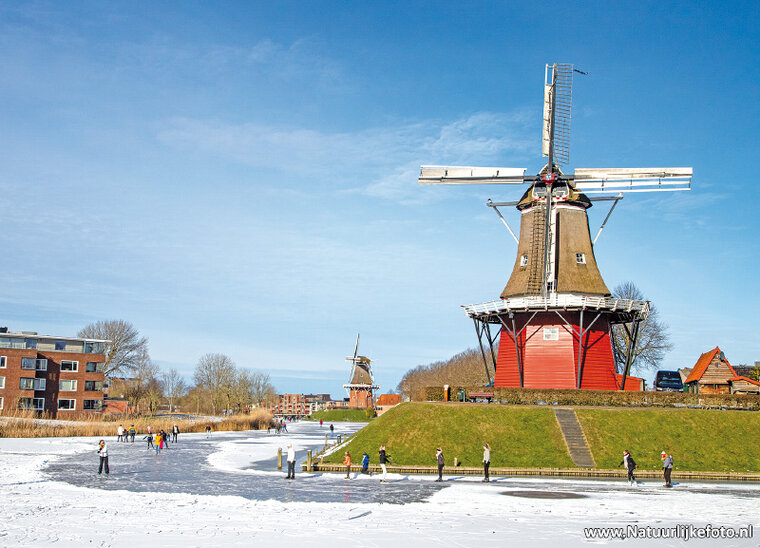 ansichtkaart molen de Hoop met schaatsers (0685)