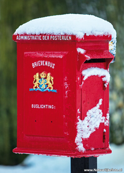 ansichtkaart rode brievenbus in de sneeuw (0560)