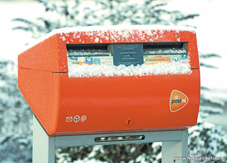 ansichtkaart Nederlandse brievenbus in de sneeuw (0356)