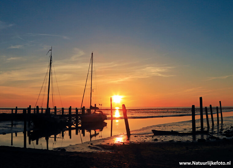ansichtkaart zonsopkomst met zeilboten - Waddenzee (0399)