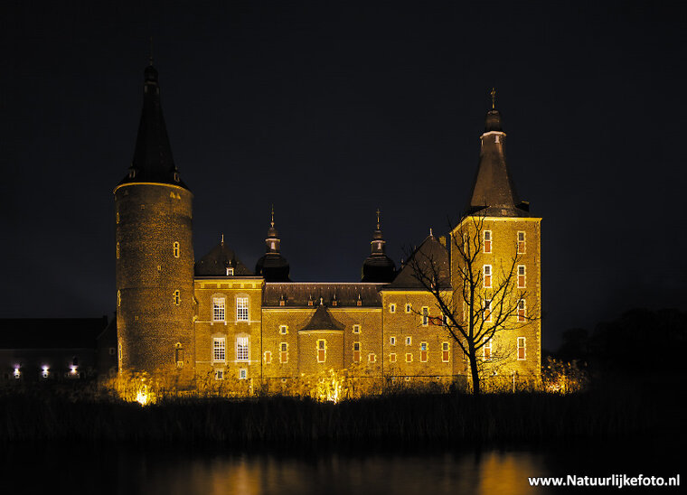 ansichtkaart kasteel Hoensbroek bij avond (0225)
