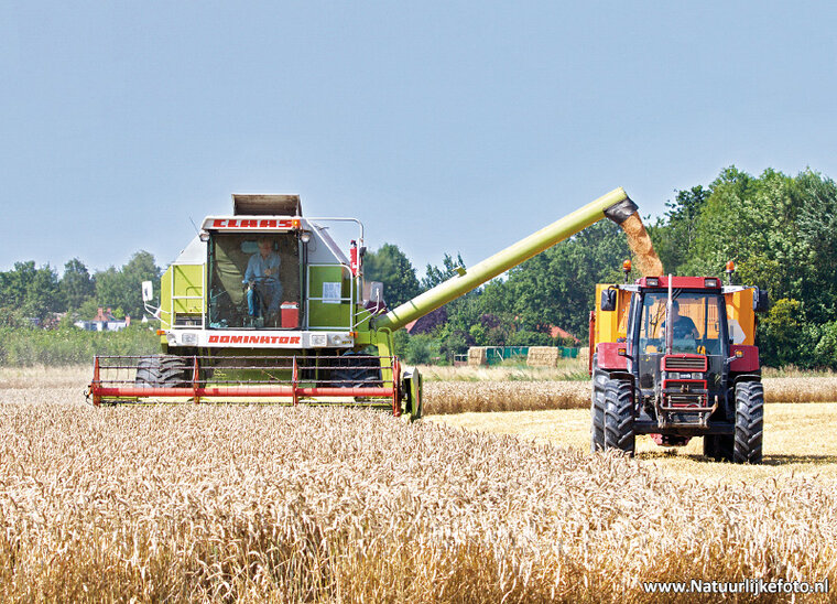 ansichtkaart combine met tractor (0274)