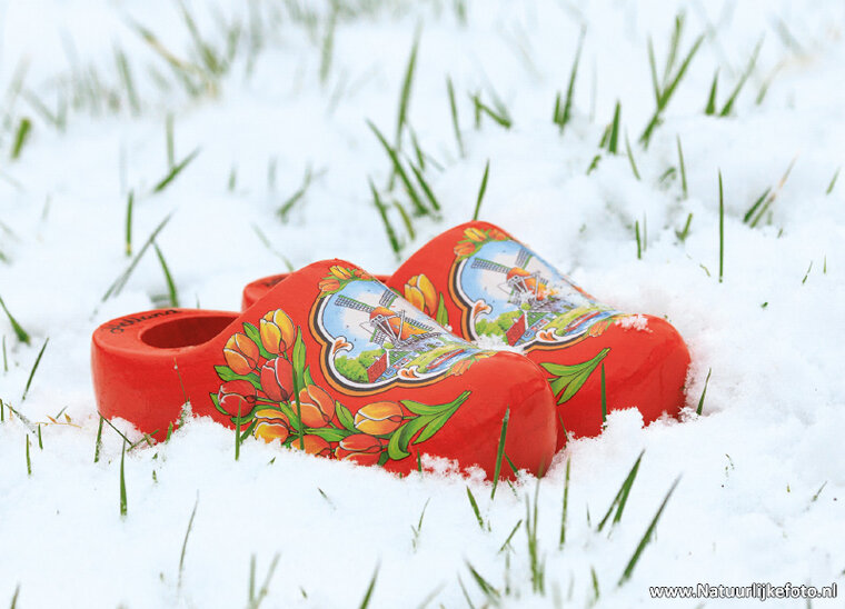 Ansichtkaart klompen in de sneeuw (0891)
