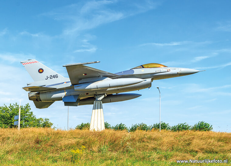 ansichtkaart F16 op de rotonde in Volkel