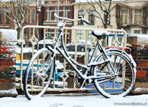ansichtkaart fiets in de sneeuw