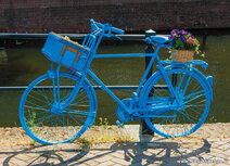ansichtkaart blauwe fiets 