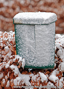 Ansichtkaart groene brievenbus in de sneeuw