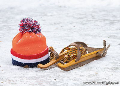 ansichtkaart houtjes schaatsen met muts