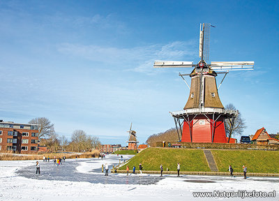 ansichtkaart molen de Hoop met schaatsers