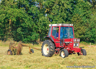 ansichtkaart tractor international 585 XL