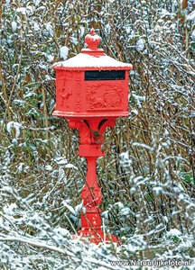 ansichtkaart rode brievenbus in de sneeuw